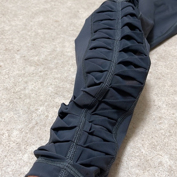 VICTORIA SPORT TOTAL KNOCKOUT SHORT GRAY LASER CUT CAPRI LENGTH LEGGINGS - Picture 6 of 11